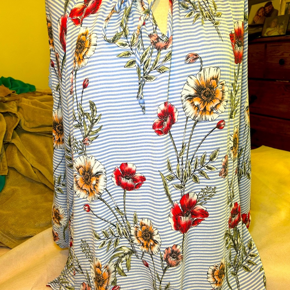Lee brand top. Open air on both sleeves. Cotton with stretch.